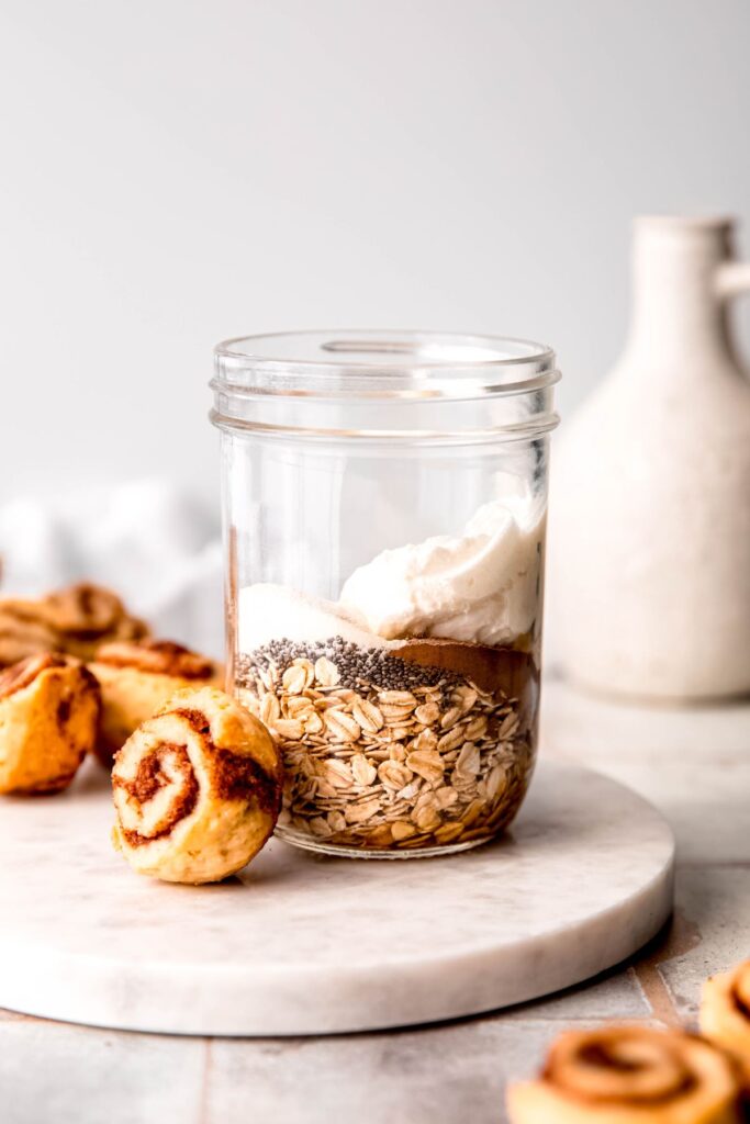 The cinnamon roll overnight oat dry ingredients in a jar.